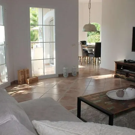 Βίλα In With Swimming Pool *
